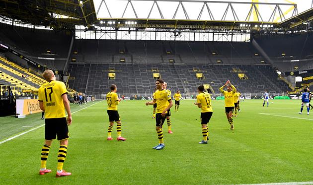 Игроки Боруссии Д отмечают гол, Getty Images