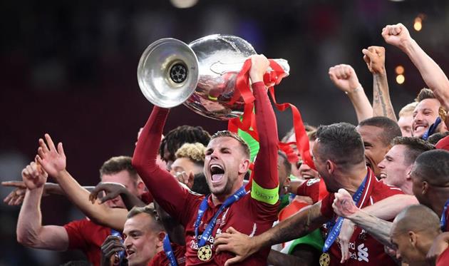 Джордан Хендерсон с трофеем Лиги чемпионов, Getty Images