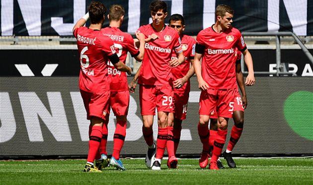 игроки байера празднуют взятие ворот соперника, getty images