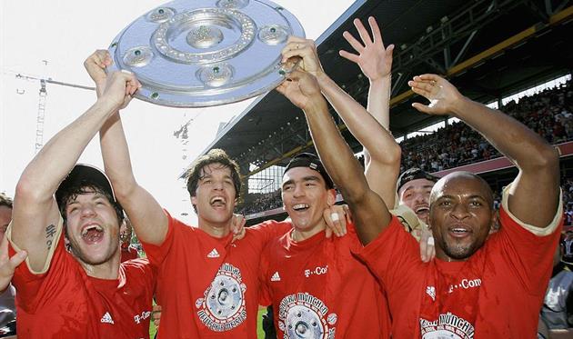 Баллак, Лусио и Зе Роберто празднуют чемпионство с Баварией, Getty Images