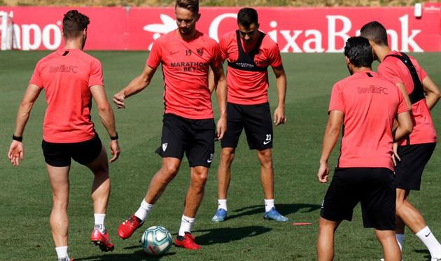 Люк де Йонг (№19) и его товарищи днем тренируются, а по вечерам расслабляются, Getty Images