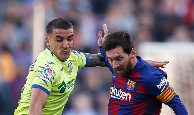 Мауро Арамбарри (слева) в борьбе с Лионелем Месси, Getty Images