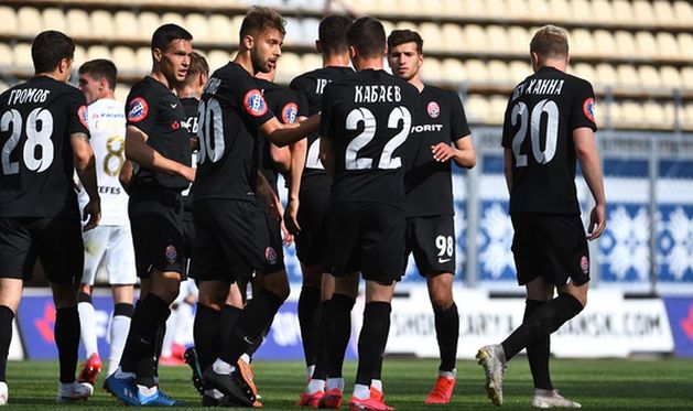 игроки зари отмечают взятие ворот соперника, фото фк заря