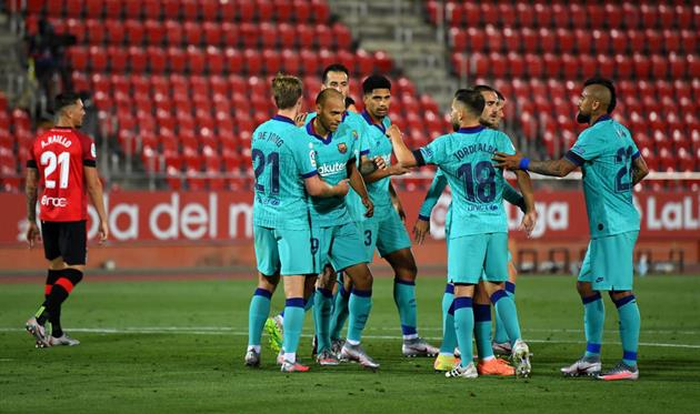 Мартин Брайтвейт отмечает гол с игроками Барселоны, Getty Images