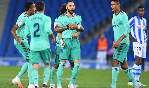 партнеры поздравляют карима бензема с забитым голом, getty images