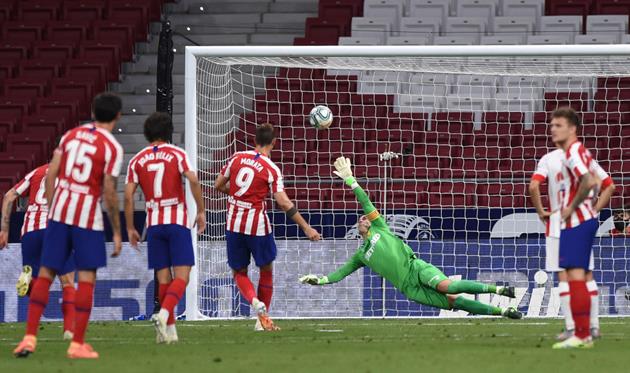 Альваро Мората реализует пенальти в ворота Мальорки, Getty Images