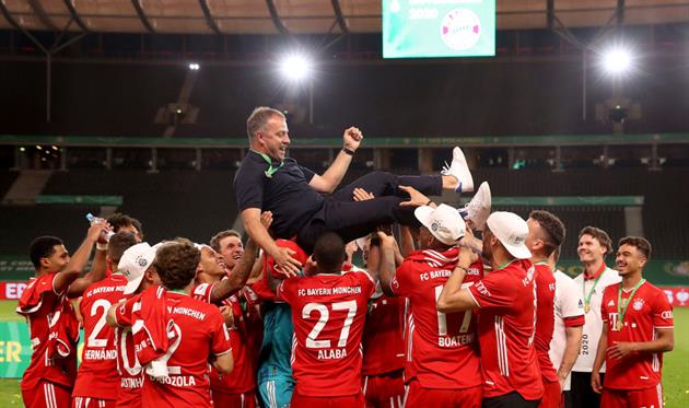 Ханси Флик и игроки Баварии после триумфа в Кубке Германии, Getty Images