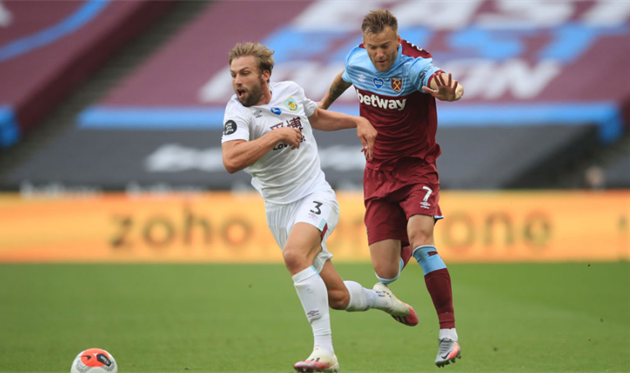 Ярмоленко в борьбе за мяч, Getty Images