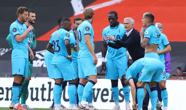 Жозе Моуриньо с игроками Тоттенхэма, Getty Images