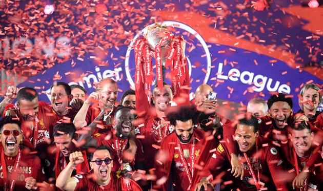 Ливерпуль с чемпионским трофеем, Getty Images