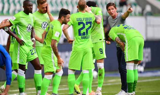 Игроки Вольфсбурга и Оливер Гласнер, Getty Image