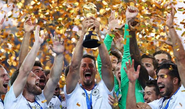 Сандро Вагнер с трофеем Кубка конфедераций, Getty Images