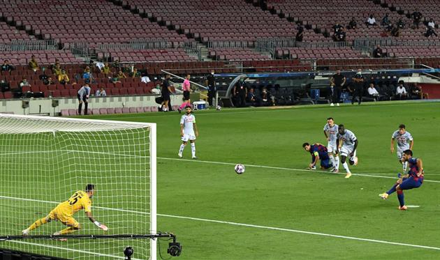 Луис Суарес реализовал пенальти в ворота Наполи, Getty Images