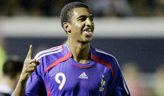 Нгог показывает ПСЖ язык