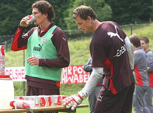 Йенс разносит напитки