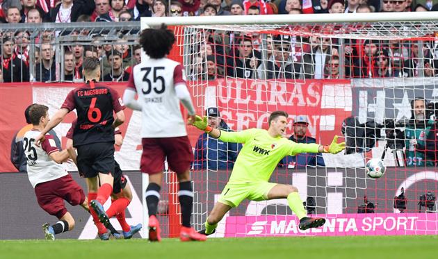 Мюллер забивает гол в ворота Аугсбурга, Getty Images