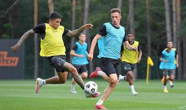 Игроки Шахтера на тренировке, ФК Шахтер