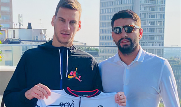 Милош Вулич (слева), фото ФК Кротоне