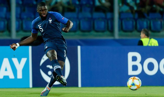 дайо упамекано в матче за молодежную сборную франции, getty images