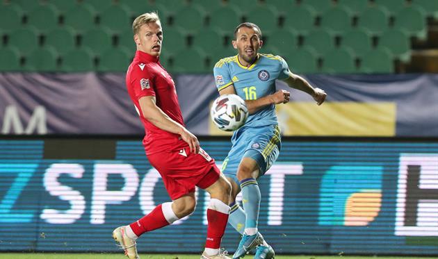 Гафуржан Суюмбаев (справа) в матче с Беларусью, kff.kz