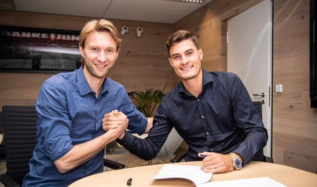 Патрик Шик (справа), ФК Байер