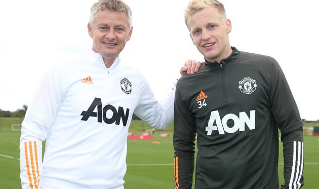 Оле Гуннар Солскьяер и Донни ван де Беек, manutd.com