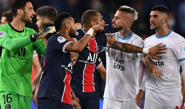 Неймар и Альваро Гонсалес (крайний справа), Getty Images