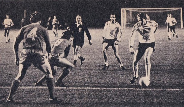 Блохин (справа) в матче с Баварией, ФК Динамо