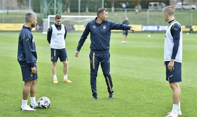 Андрей Шевченко руководит тренировочным процессом, фото УАФ