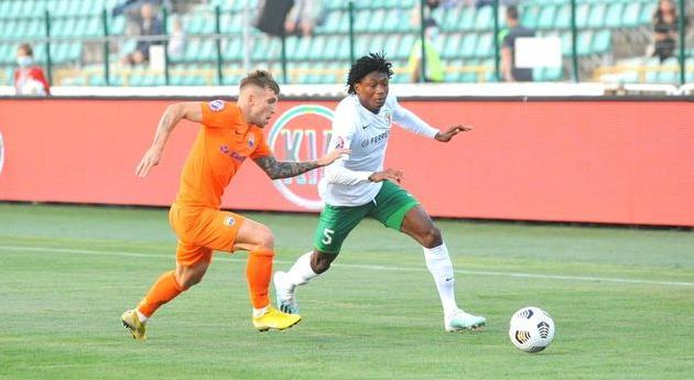 Якубу Наджееб (справа) в матче против Мариуполя, фото ФК Ворскла Полтава