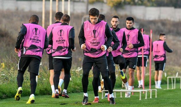 Артем Громов (на переднем плане), фото ФК Заря Луганск