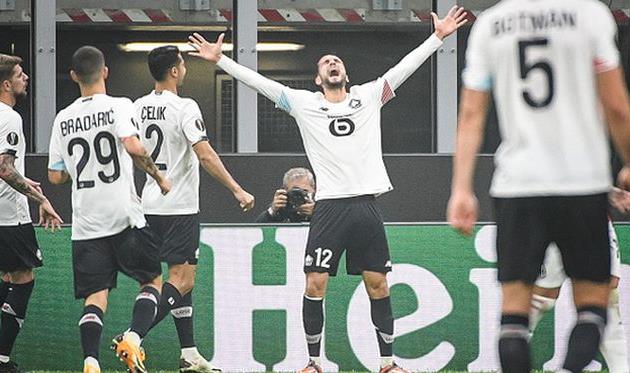 игроки лилля спешат поздравить языджи с одним из забитых голов, getty images