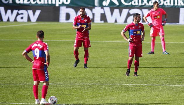 Футболисты Эльче перед вводом мяча в игру, Getty Images