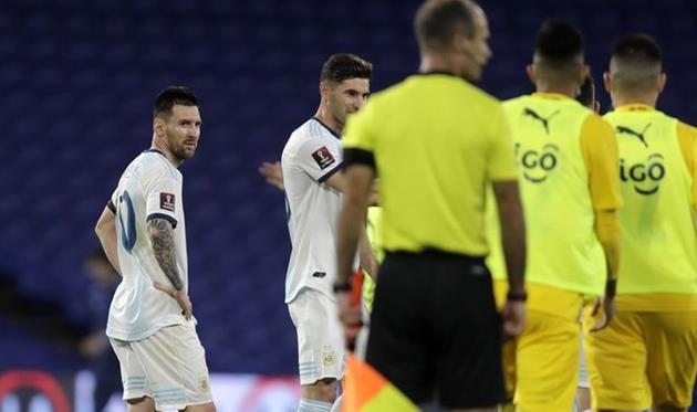 Месси в матче против Парагвая, Getty Images