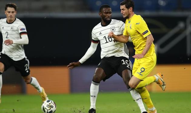 Роман Яремчук (справа) против Антонио Рюдигера (в центре), Getty Images