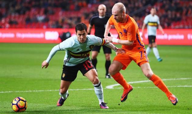 Дэви Клаассен (справа) противостоит Эдену Азару (слева), Getty Images