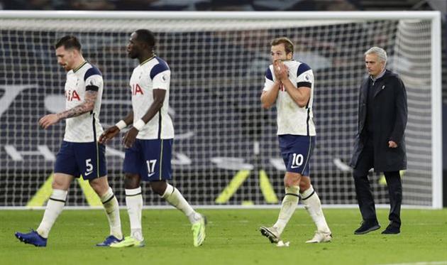 Игроки Тоттенхэма после матча против Манчестер Сити, Getty Images