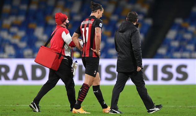 Златан Ибрагимович покидает поле в матче против Наполи, Getty Images