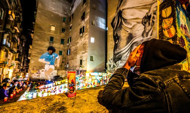 В Неаполе и Буэнос-Айресе прощаются с Марадоной: фанаты вышли на улицы, чтобы почтить память легенды