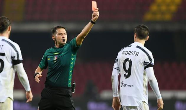 Удаление Альваро Мораты в матче против Беневенто, Getty Images