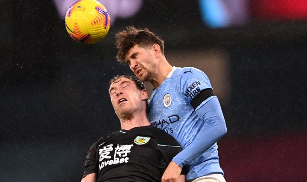 Стоунз борется за мяч, getty images