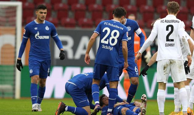 Марк Ут после столкновения с игроком Аугсбурга, Getty Images