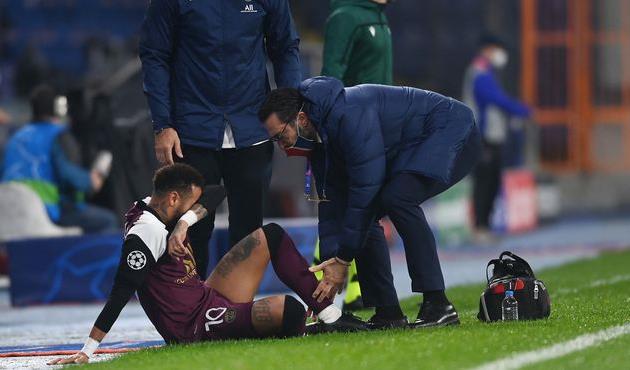 Неймару оказывают помощь медработники клуба, Getty Images