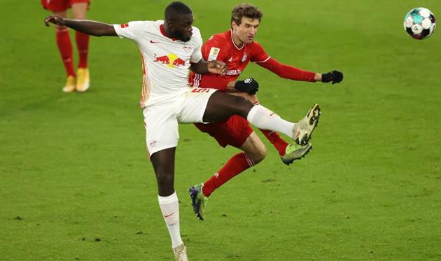 Дайо Упамекано (слева) и Томас Мюллер, Getty Images