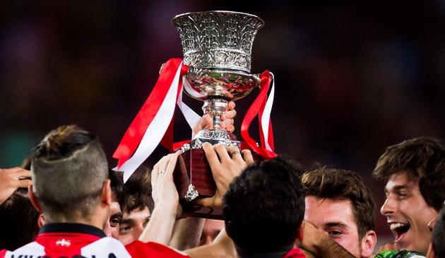 Игроки Атлетика Бильбо с завоеванным Суперкубком Испании, Getty Images