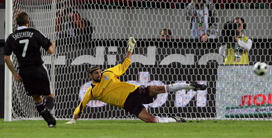 Пелиццоли отражает удар Шевченко, фото Getty Images
