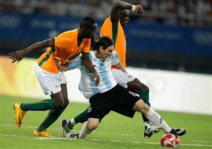 Месси продирается сквозь защиту ивуарийцев, AP