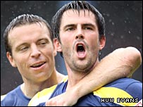 Томпсон и Раэ празднуют первый гол Кардиффа