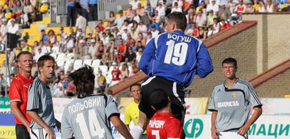 Богуш в матче против Зари, фото zarya-lugansk.com