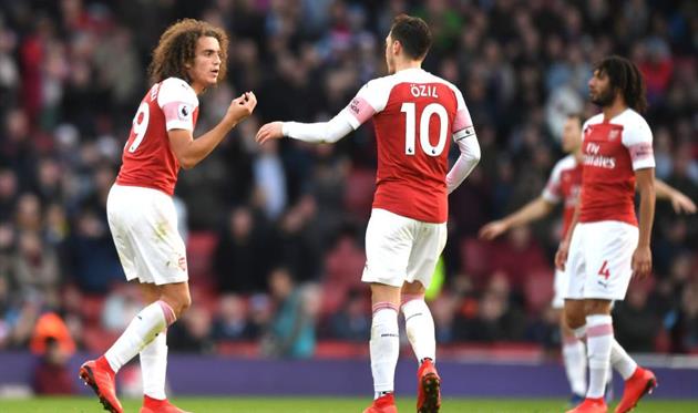 Маттео Гендузи (слева) и Месут Озил, Getty Images